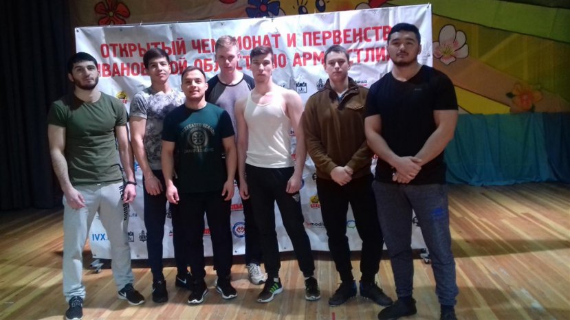 На соревнованиях по армрестлингу