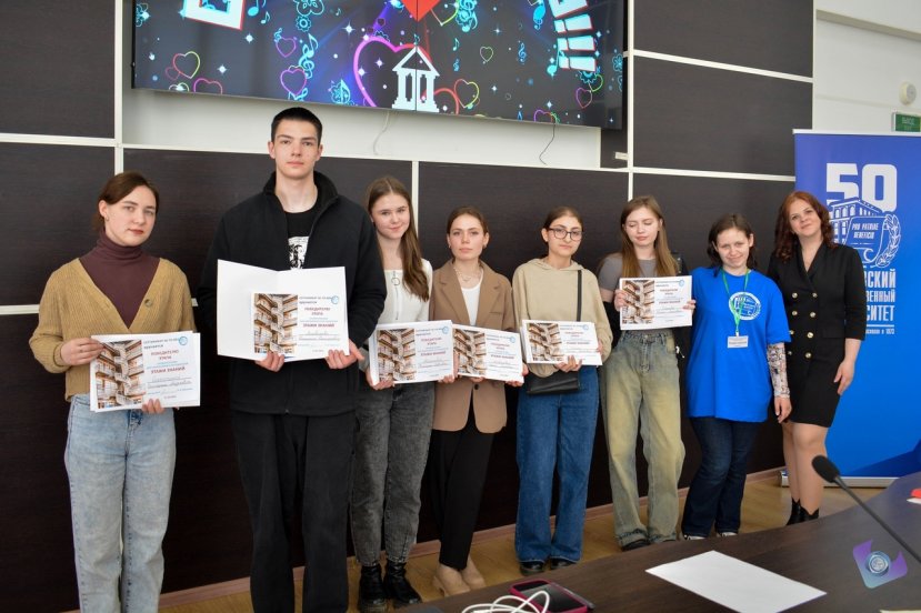 В ИвГУ прошёл профинтенсив для школьников и их родителей «Этажи знаний»!