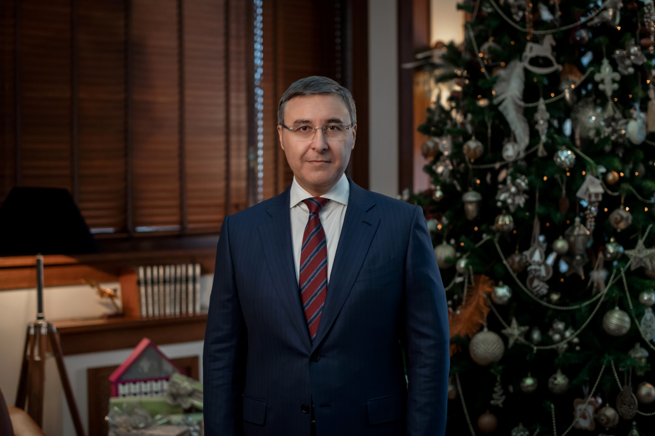 Министр науки и высшего образования РФ Валерий Фальков поздравляет с наступающим Новым годом