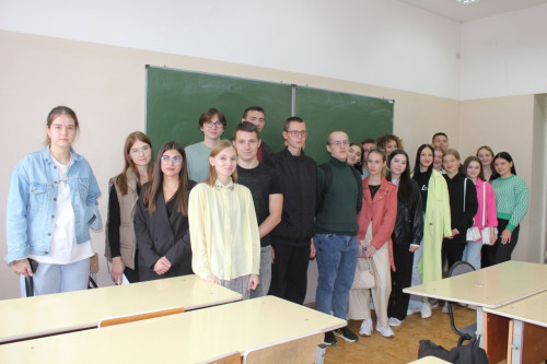 Юридический факультет ИвГУ приветствует первокурсников!   В преддверии акции «Привет, студент!» в ИвГУ кураторами первокурсников юридического факультета была организована первая встреча с их будущим преподавателем, заведующим кафедрой теории и истории гос