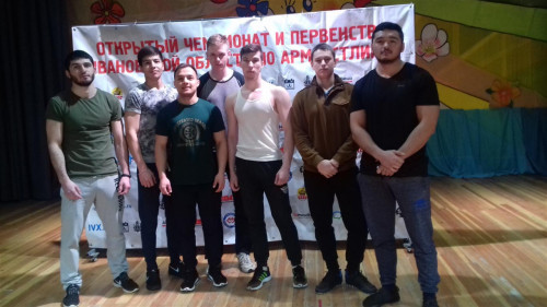 На соревнованиях по армрестлингу