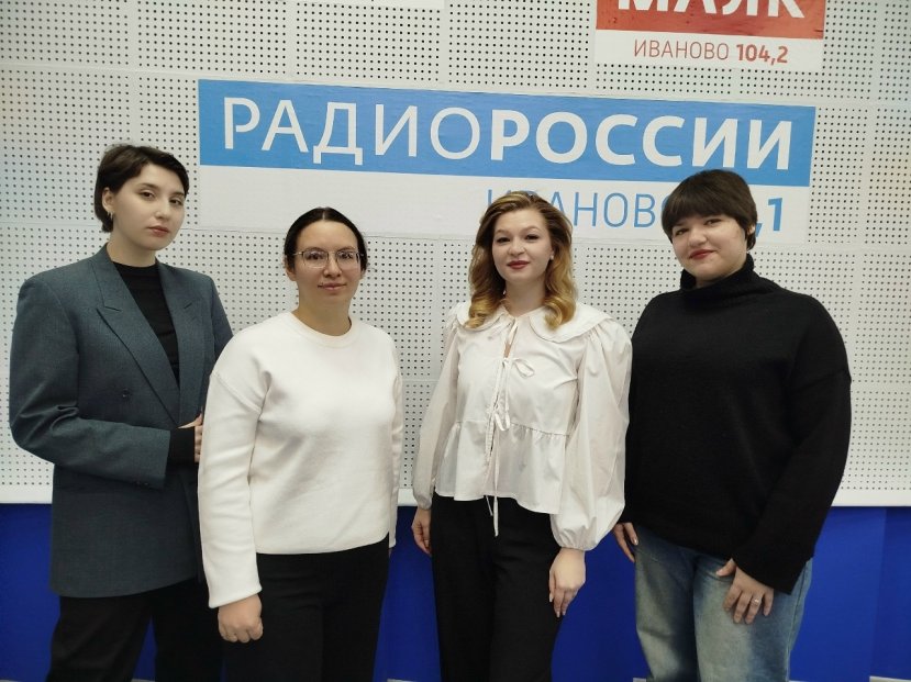 Магистрантки 1 и 2 курса направленности "Обучение языкам в мультилингвальном образовательном пространстве" в программе Радио России Иваново 