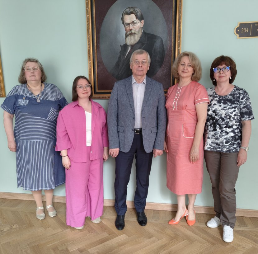 Поздравляем аспиранта кафедры отечественной филологии Квашнину Дарью Сергеевну с успешной защитой кандидатской диссертации!