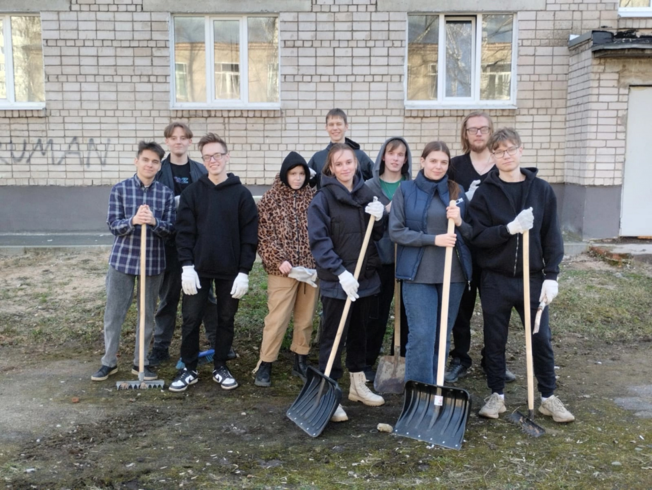 Субботник в общежитии №4: дом становится чище