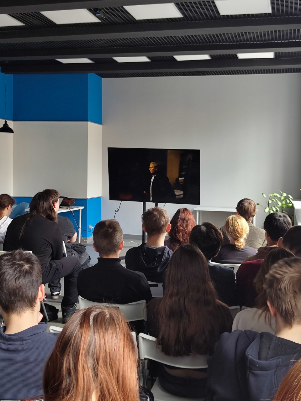 27 марта в рамках проекта "Воспитательный потенциал киностудии «Мосфильм»" студенты ИвГУ посмотрели культовый советский фильм "Красная палатка".