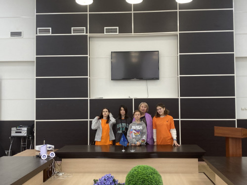 Школьники интервьюируют студентов