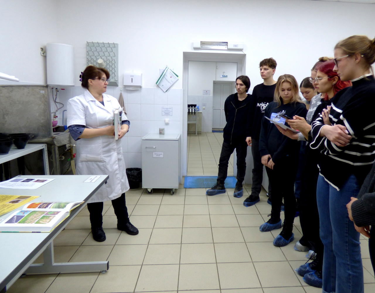 Практическое занятие студентов 2-го курса магистратуры в лаборатории Всероссийского центра карантина растений