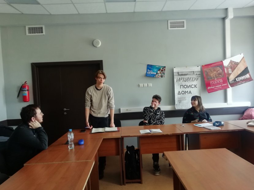 В День поэзии студенты читали стихи на разных языках