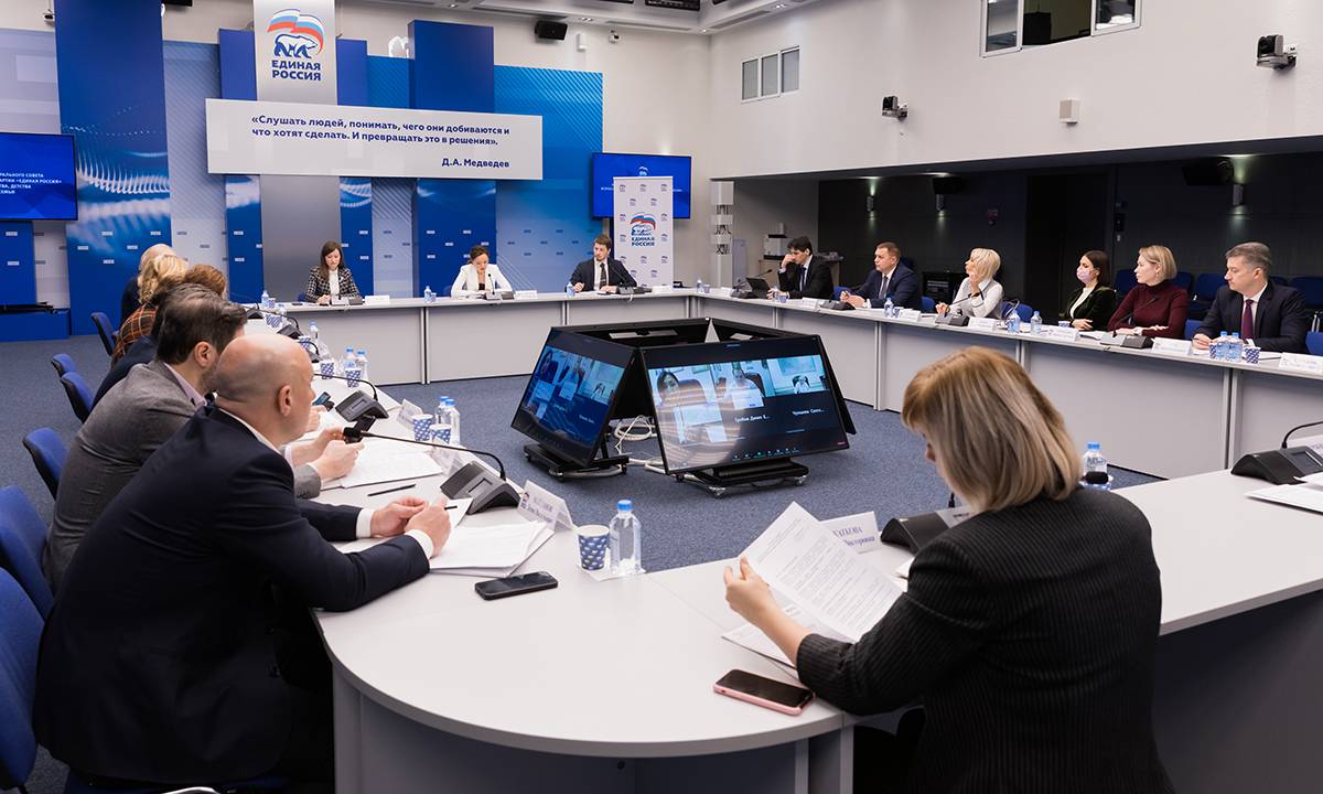 Ректор ИвГУ рассказал о мерах по поддержке молодых семей на заседании комиссии генсовета "Единой России" по защите материнства, детства и поддержке семьи 